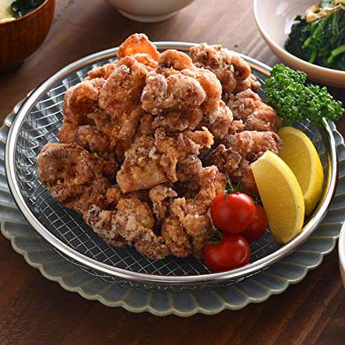 【揚げ物をカリっと】ご自宅のいつものお皿の上に乗せて使うことで、から揚げや天ぷらなどの油切りに使えるバットに早変わりする【お皿のためのざる】です。 【使いやすさにこだわった仕様】金属加工で有名な新潟県