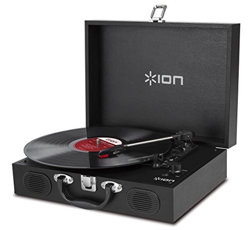 ブラック スーツケース型の持ち運びができるレコードプレイヤー、スピーカー搭載でこれ一台でレコードが楽しめる 単三電池稼働またはACアダプターで稼働、外に持ち出す、使わない時は収納したい方におすすめ お